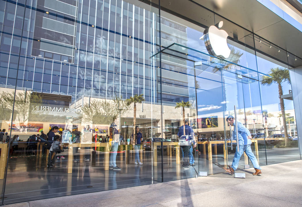 Shoppers take advantage of a mild afternoon to shop at the Apple Summerlin store at Downtown Summerlin shopping center Feb. 28, 2017. (Benjamin Hager/RJNewHomes.Vegas)