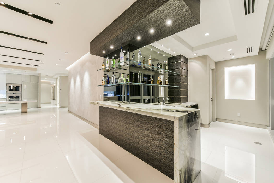 A bar in unit 4307 in Panorama Tower. (Realty One Group)