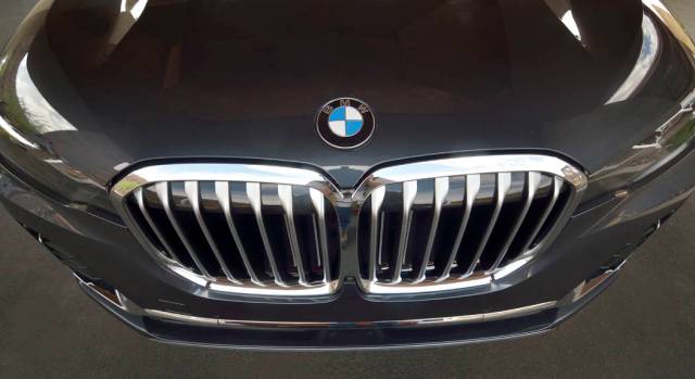 The front end of a 2019 BMW X7 xDrive 40i. (Bill Hughes/Las Vegas Business Press)