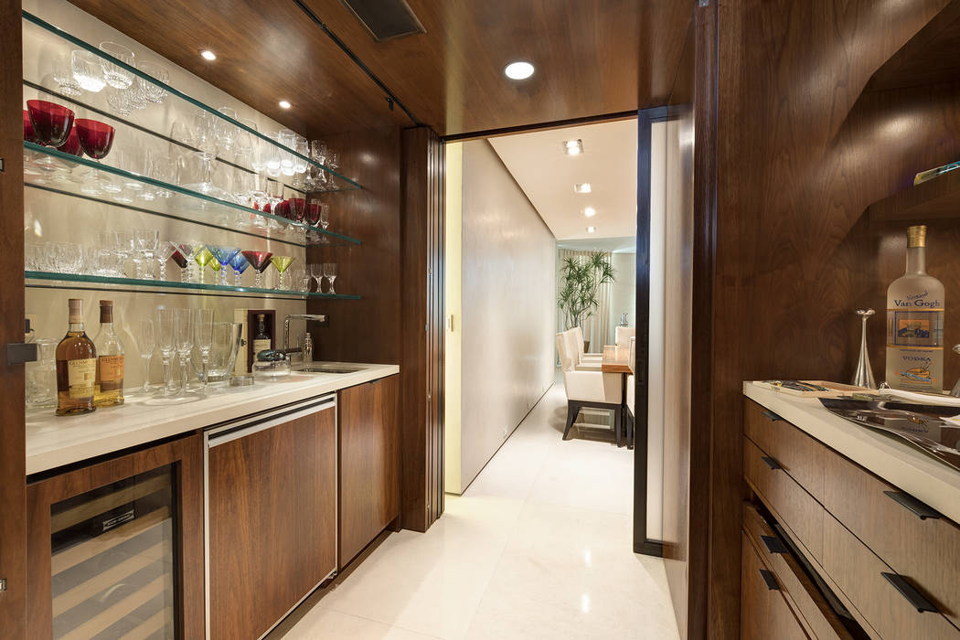 The Park Towers condo features a wet bar. (Ivan Sher Group)