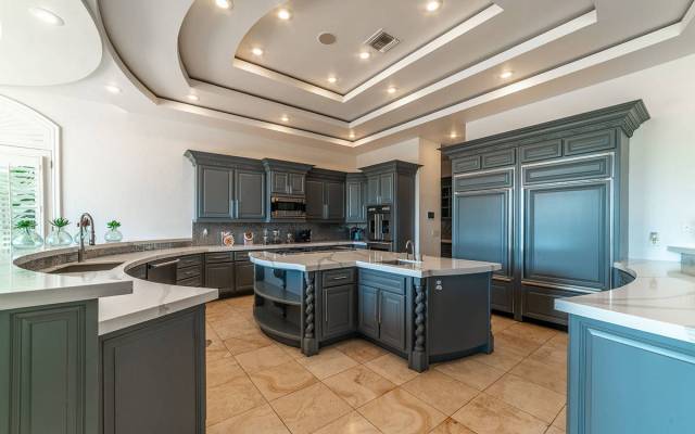 The kitchen. (Luxurious Real Estate)