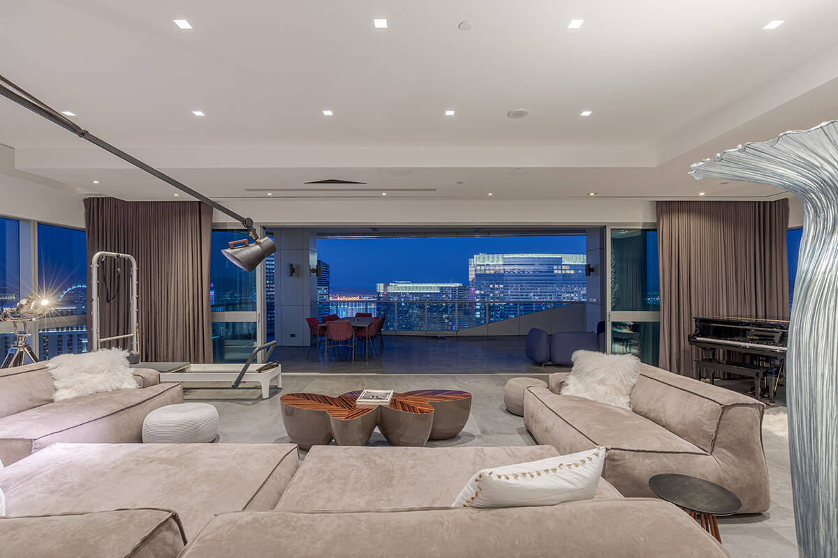 The floor-to-ceiling windows captures the vibrancy of the Las Vegas Strip. (Ivan Sher Group)