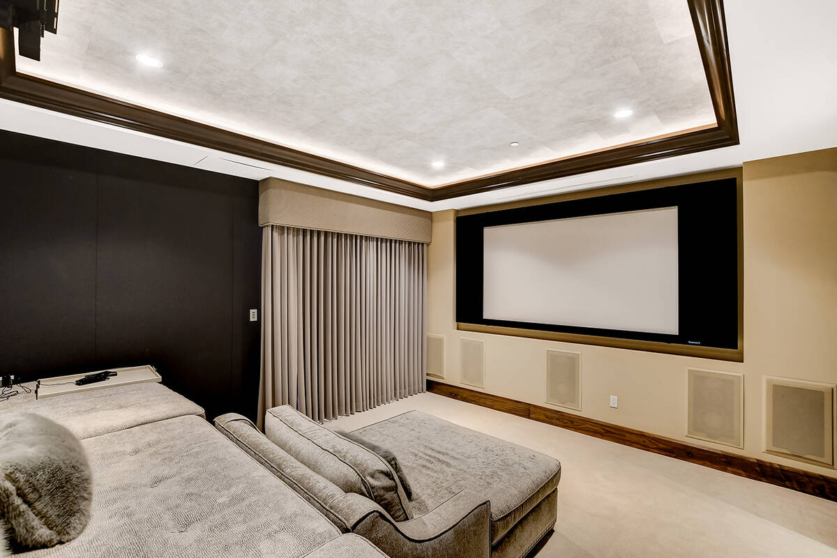 Home theater. (LVRE)