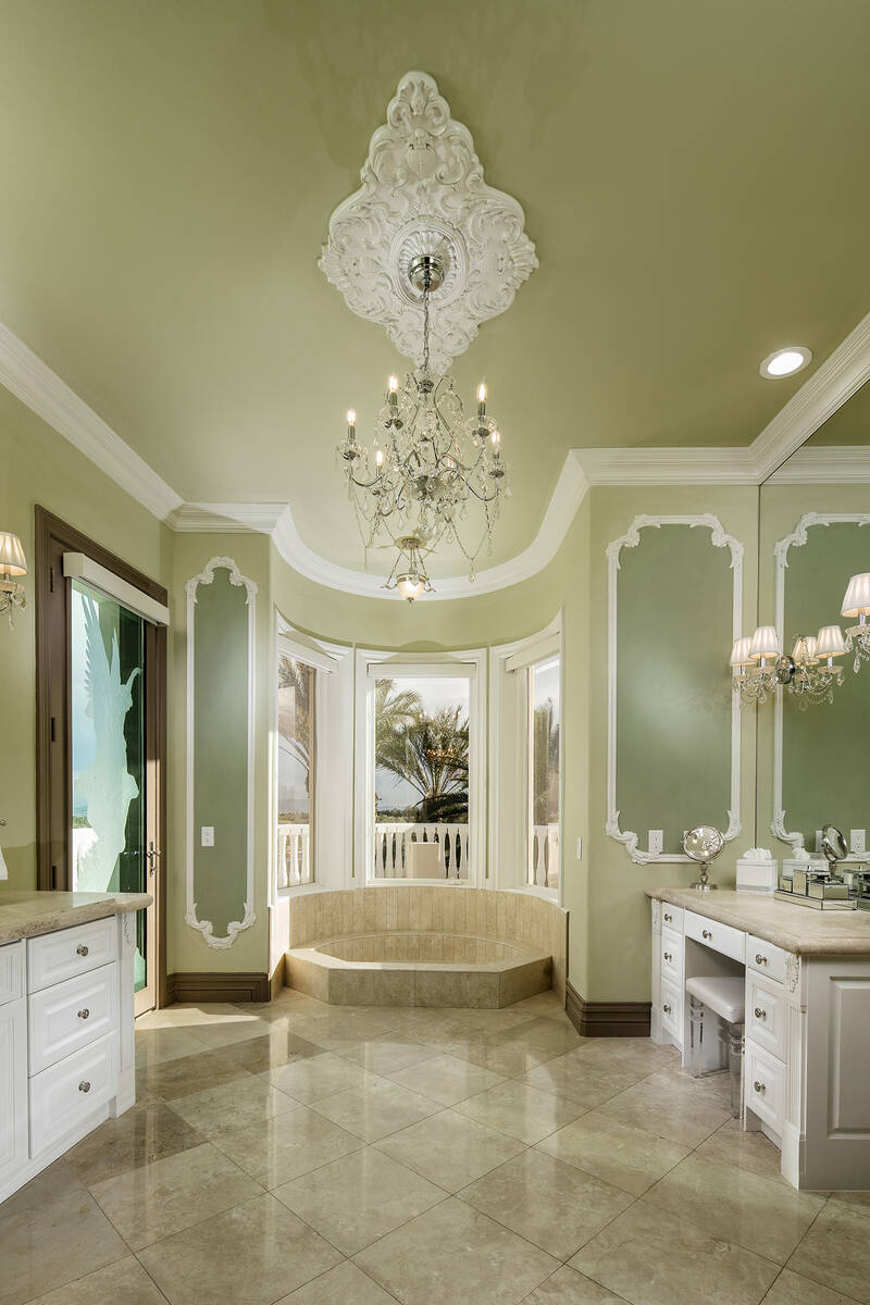 Master bath. (LuxeSF)
