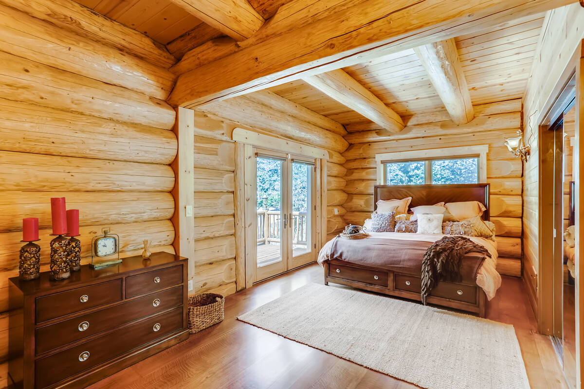 Bedroom suite. (Mt. Charleston Realty)
