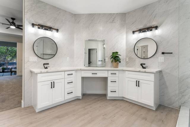 Master bath. (Sotheby’s International Realty)