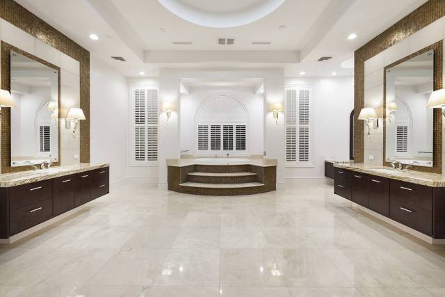 The master bath. (Las Vegas Sotheby’s International)