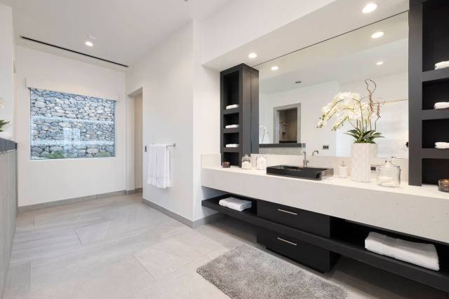 Master bath. (Corcoran Global Living)