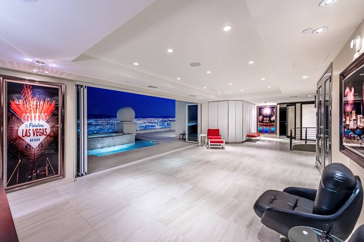 Turnberry Place penthouse. (Award Realty)