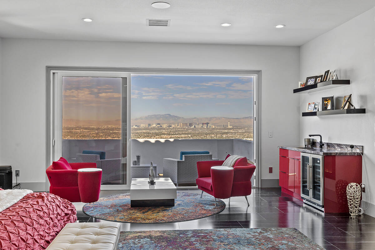 The master's suite has a sweeping view of the Las Vegas Valley. (Aeon Jones, AVIA Media Group)