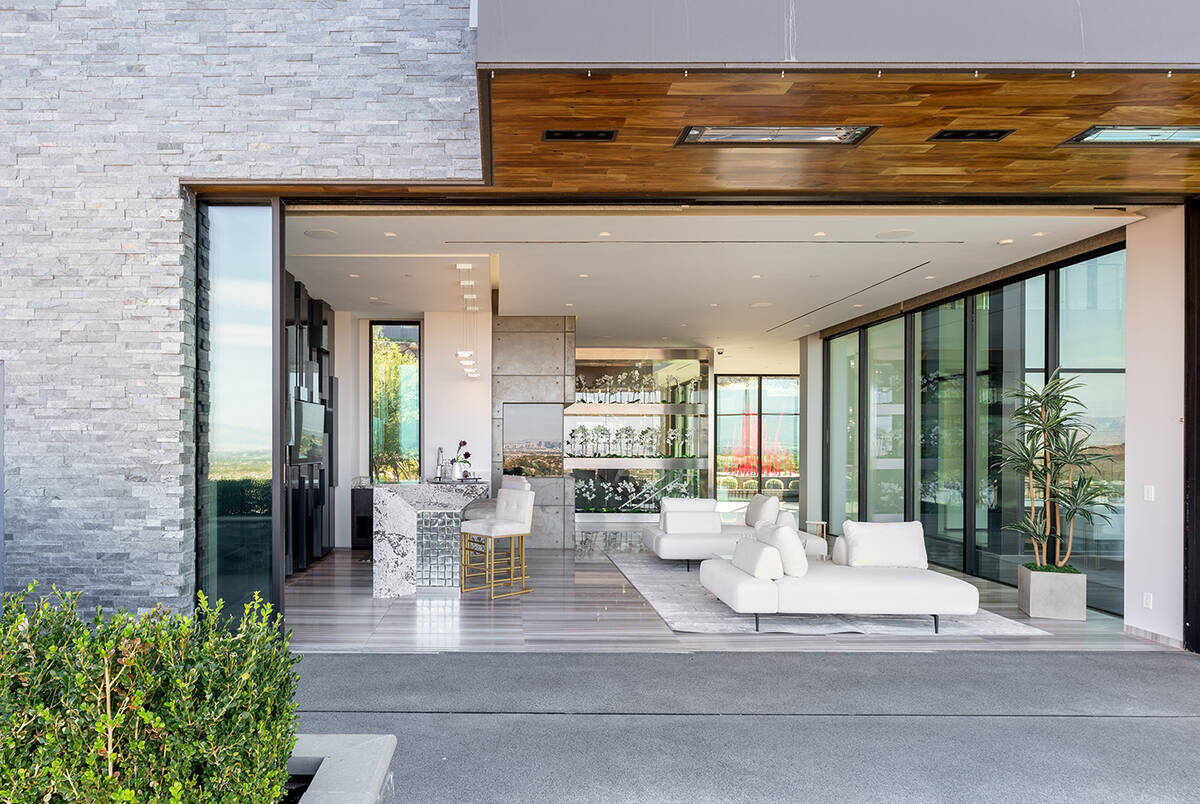 Gene SImmons' former home has indoor/outdoor living features. (IS Luxury)
