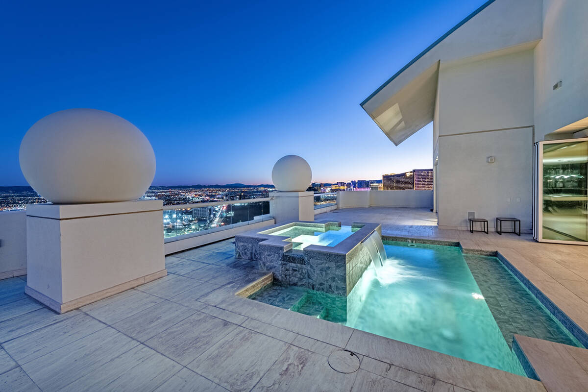 The Turnberry Place condo has its own lap pool and Jacuzzi on the rooftop deck (Award Realty)