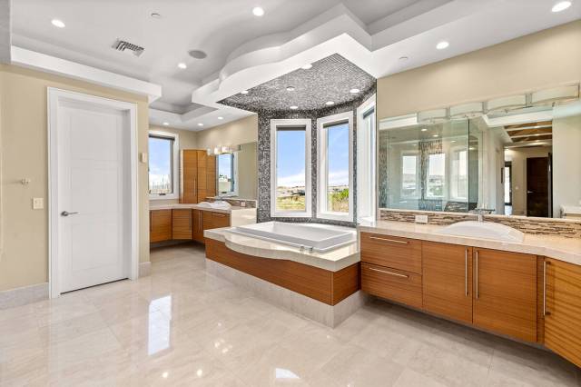 Master bath. (BHHS)