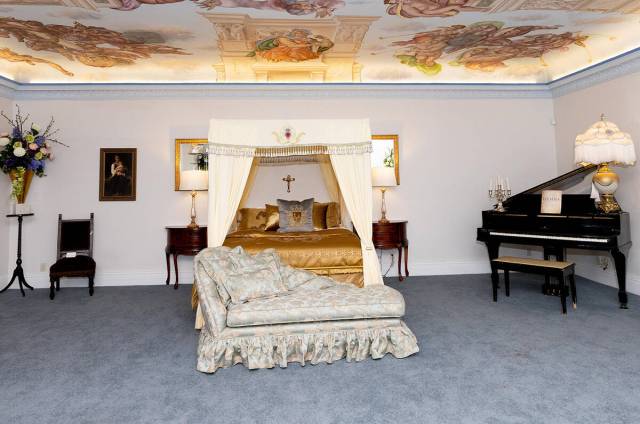 Liberace's bedroom has been recreated.  (Tonya Harvey Millions Real Estate)