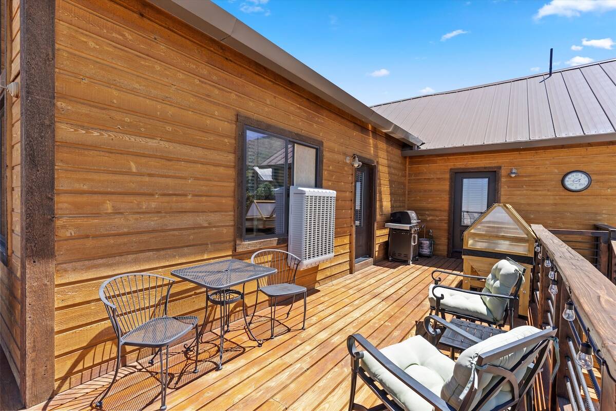 The deck. (Mt. Charleston Realty Inc.)