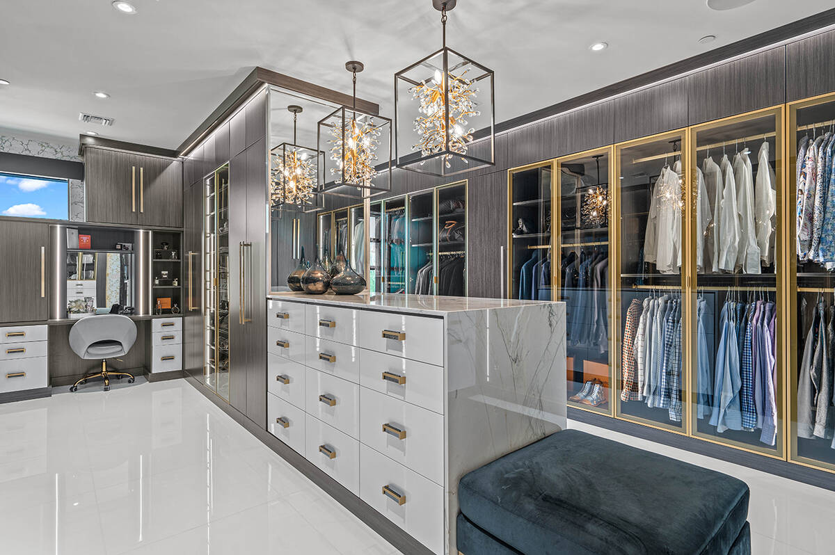 Closet. (Real Broker LLC)