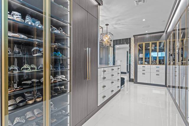 Closet. (Real Broker LLC)