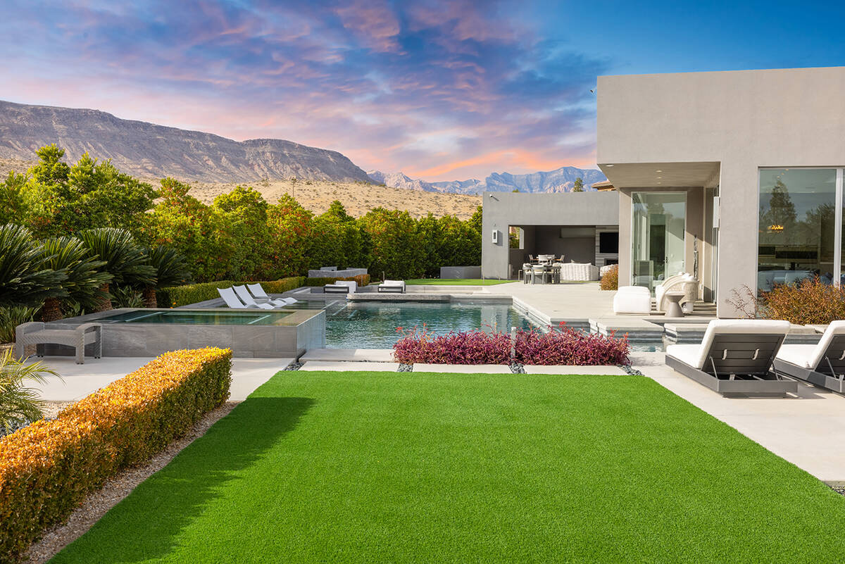 An outdoor putting green. (Simply Vegas)