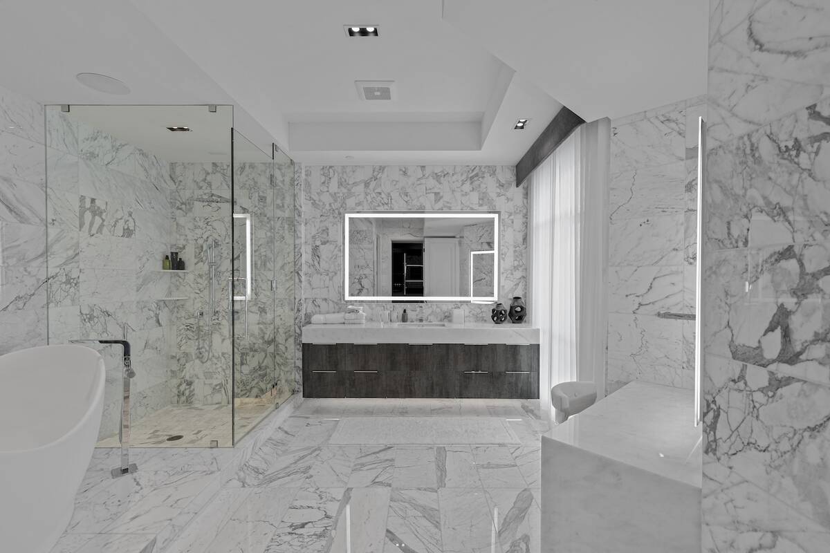 Master bath. (Lusso)