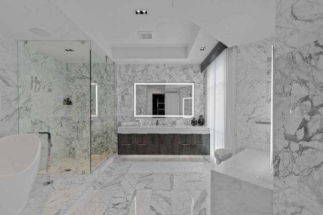 Master bath. (Lusso)