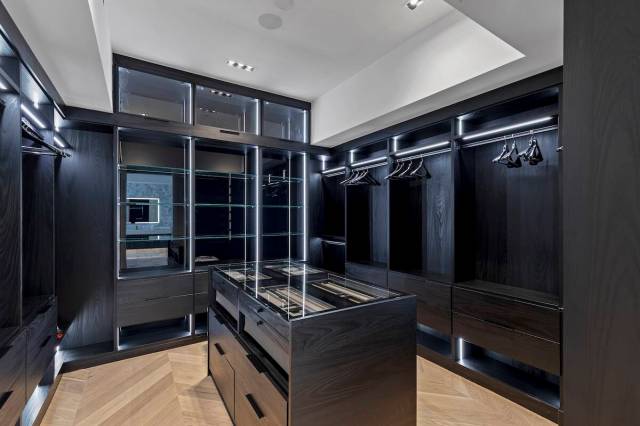 Master closet. (Lusso)