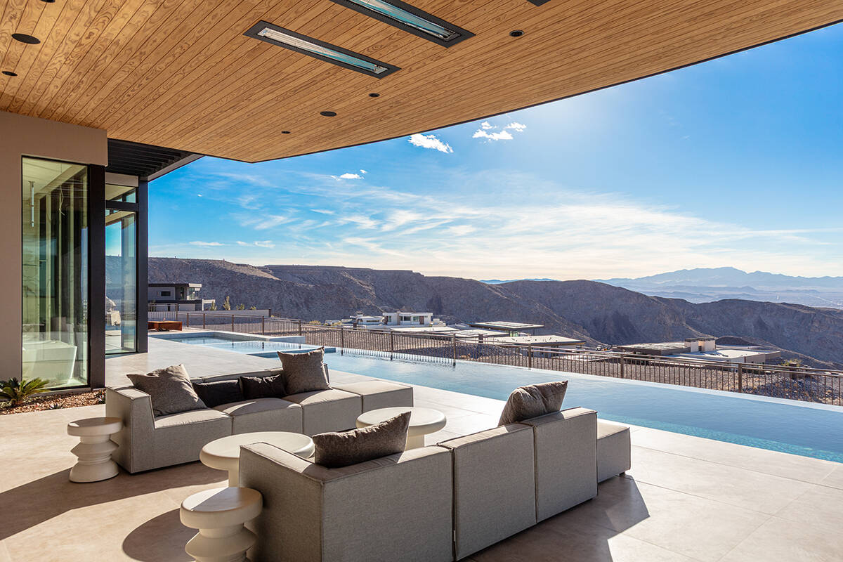 The Ascaya home has indoor/outdoor features. (vistaserenashowcase.com)
