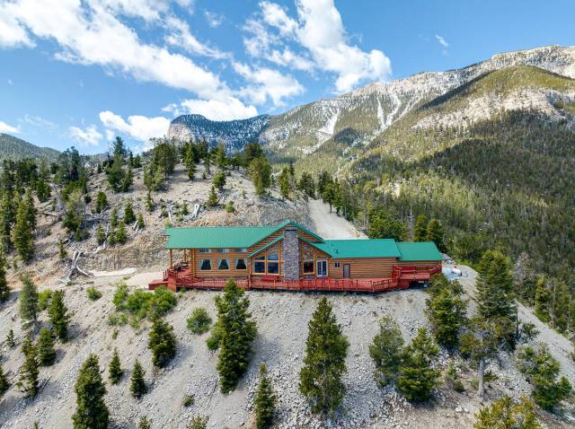 The cabin sits on 2.32 acres. (IS Luxury)