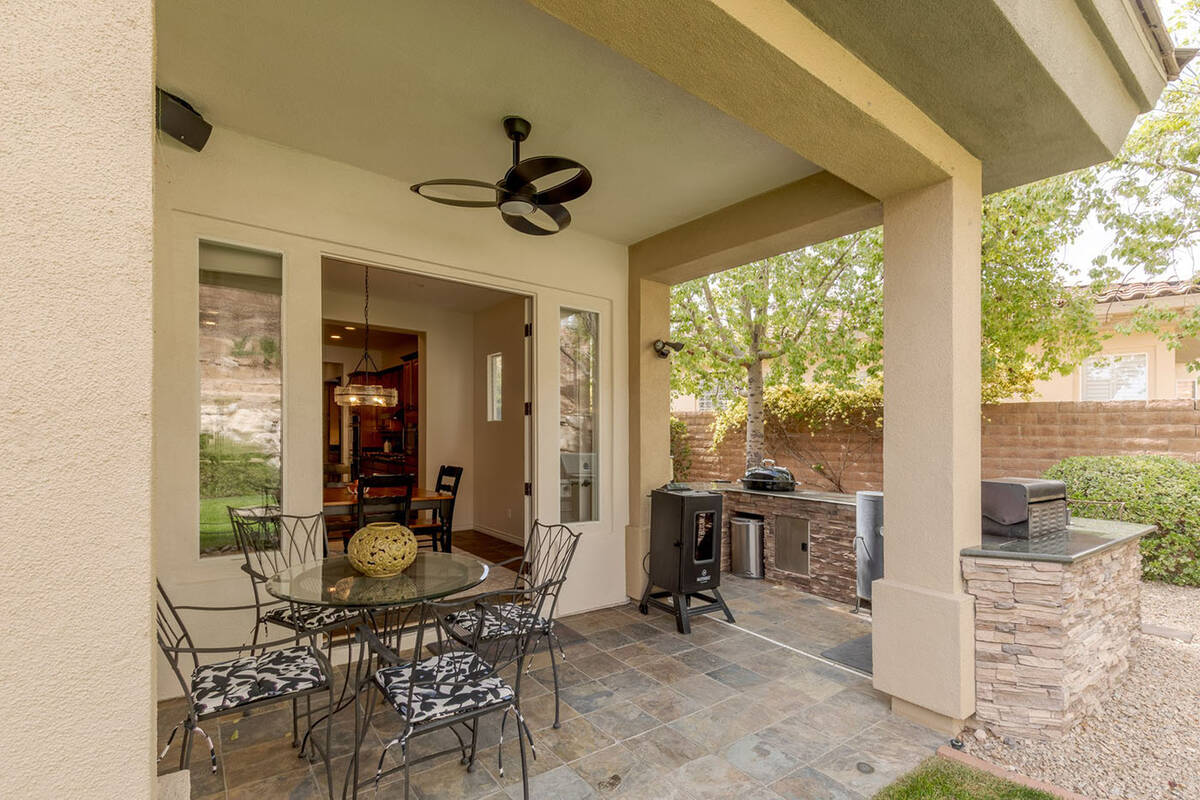 Outdoor kitchen. (Fraser Almeida, Luxury Homes Photography)