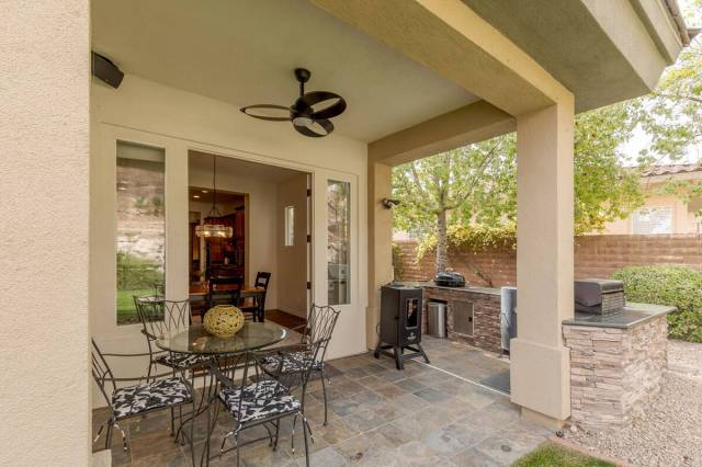 Outdoor kitchen. (Fraser Almeida, Luxury Homes Photography)