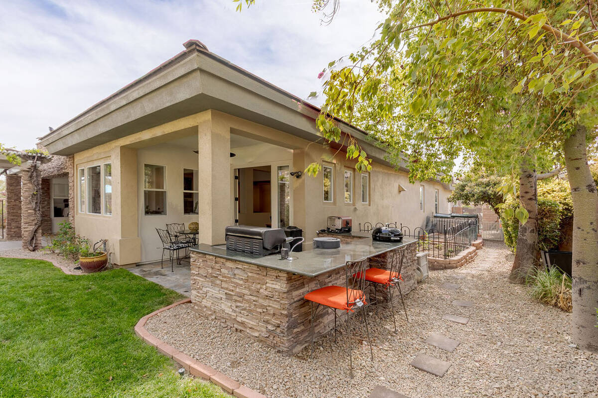 Resort-style backyard. (Fraser Almeida, Luxury Homes Photography)