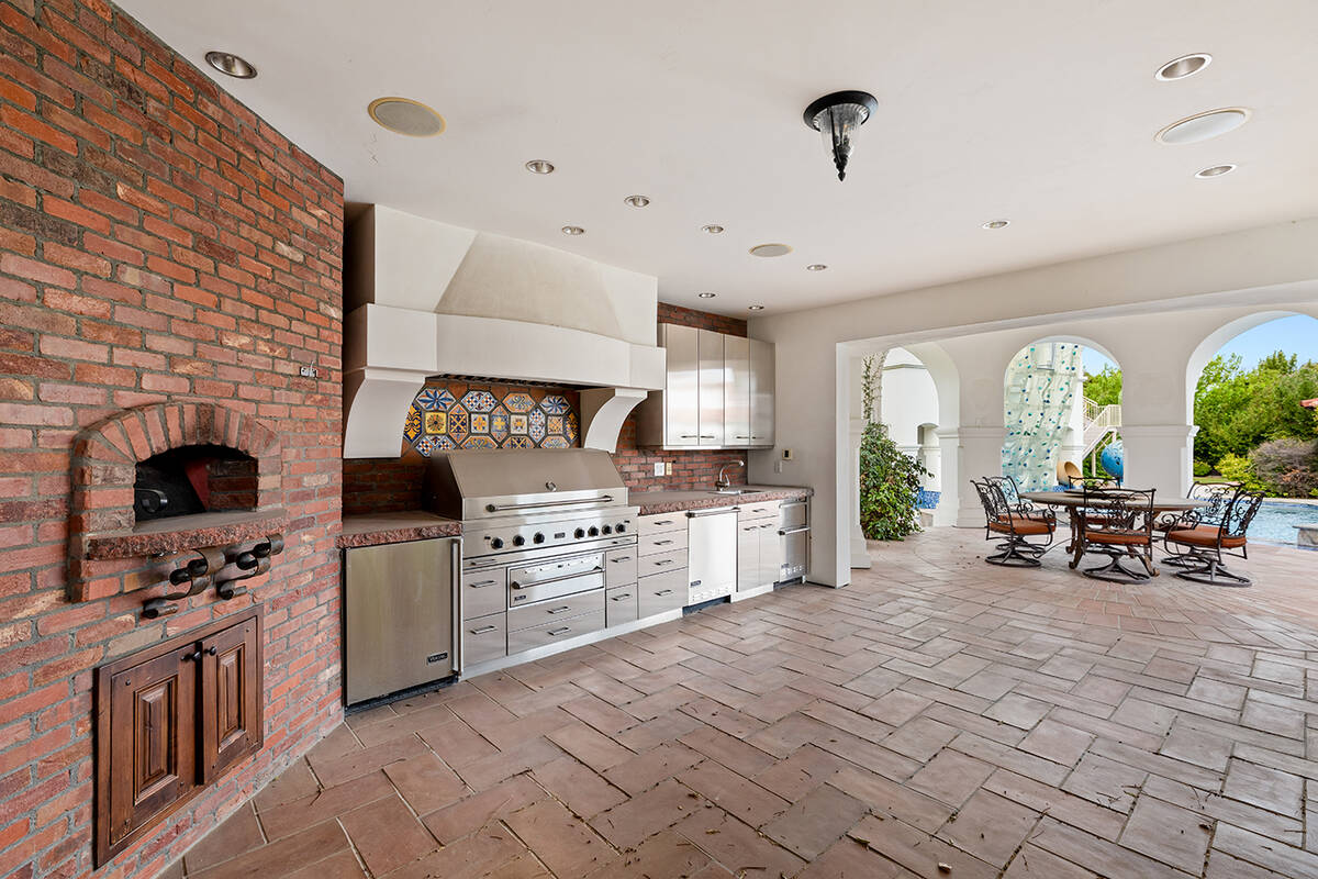 Outdoor kitchen. (BHHS)